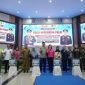 HADIRI : Wakil Gubernur Kalteng, H. Edy Pratowo dan Kapolda Kalteng Irjen Pol Iwan Kurniawan photo bersama usai menghadiri kegiatan puncak Bakti Kesehatan Hari Bhayangkara ke-80 di Graha Bhayangkara, Selasa (23/6/2026). 