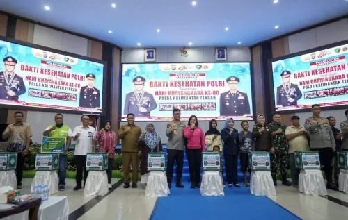 HADIRI : Wakil Gubernur Kalteng, H. Edy Pratowo dan Kapolda Kalteng Irjen Pol Iwan Kurniawan photo bersama usai menghadiri kegiatan puncak Bakti Kesehatan Hari Bhayangkara ke-80 di Graha Bhayangkara, Selasa (23/6/2026). 