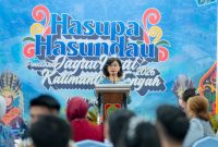 SAMBUTAN : Pj. Sekretaris Daerah Provinsi Kalteng Linae Victoria Aden saat memberikan sambutan pada Hasupa Hasundau (Gala Dinner) Pemilihan Jagau dan Nyai Kalimantan Tengah Tahun 2026 yang digelar di Istana Isen Mulang Rumah Jabatan Gubernur Kalimantan Tengah, Jumat (15/5/2026).
