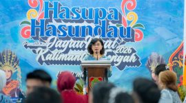 SAMBUTAN : Pj. Sekretaris Daerah Provinsi Kalteng Linae Victoria Aden saat memberikan sambutan pada Hasupa Hasundau (Gala Dinner) Pemilihan Jagau dan Nyai Kalimantan Tengah Tahun 2026 yang digelar di Istana Isen Mulang Rumah Jabatan Gubernur Kalimantan Tengah, Jumat (15/5/2026).