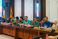 RAPAT : Staf Ahli Gubernur Bidang Pemerintahan, Hukum, dan Politik Darliansjah
saat mengikuti rapat dengar pendapat antara Pemprov dan DPRD Kalteng di Ruang Rapat Komisi I DPRD Provinsi Kalteng, Kamis (18/6/2026).