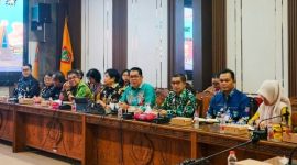 RAPAT : Staf Ahli Gubernur Bidang Pemerintahan, Hukum, dan Politik Darliansjah
saat mengikuti rapat dengar pendapat antara Pemprov dan DPRD Kalteng di Ruang Rapat Komisi I DPRD Provinsi Kalteng, Kamis (18/6/2026).

