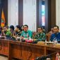RAPAT : Staf Ahli Gubernur Bidang Pemerintahan, Hukum, dan Politik Darliansjah
saat mengikuti rapat dengar pendapat antara Pemprov dan DPRD Kalteng di Ruang Rapat Komisi I DPRD Provinsi Kalteng, Kamis (18/6/2026).
