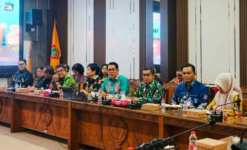 RAPAT : Staf Ahli Gubernur Bidang Pemerintahan, Hukum, dan Politik Darliansjah
saat mengikuti rapat dengar pendapat antara Pemprov dan DPRD Kalteng di Ruang Rapat Komisi I DPRD Provinsi Kalteng, Kamis (18/6/2026).
