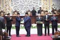 SERAHKAN : Gubernur Kalimantan Tengah, H. Agustiar Sabran, saat menyerahkan Laporan Hasil Pemeriksaan (LHP) BPK RI pada Rapat Paripurna Ke-2 Masa Persidangan III Tahun Sidang 2026 DPRD Provinsi Kalimantan Tengah yang digelar di Ruang Rapat Paripurna DPRD Kalteng, Rabu (17/6/2026).