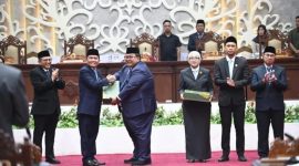 SERAHKAN :  Gubernur Kalimantan Tengah, H. Agustiar Sabran, saat menyerahkan Laporan Hasil Pemeriksaan (LHP) BPK RI pada Rapat Paripurna Ke-2 Masa Persidangan III Tahun Sidang 2026 DPRD Provinsi Kalimantan Tengah yang digelar di Ruang Rapat Paripurna DPRD Kalteng, Rabu (17/6/2026).