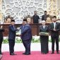 SERAHKAN :  Gubernur Kalimantan Tengah, H. Agustiar Sabran, saat menyerahkan Laporan Hasil Pemeriksaan (LHP) BPK RI pada Rapat Paripurna Ke-2 Masa Persidangan III Tahun Sidang 2026 DPRD Provinsi Kalimantan Tengah yang digelar di Ruang Rapat Paripurna DPRD Kalteng, Rabu (17/6/2026).
