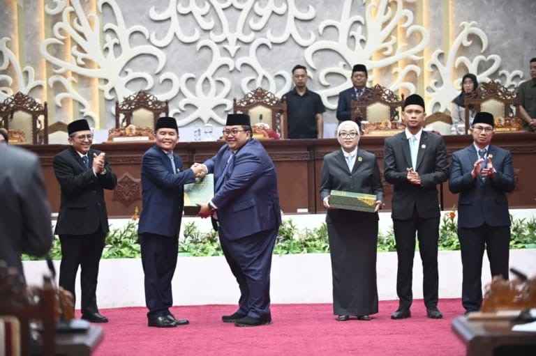 SERAHKAN :  Gubernur Kalimantan Tengah, H. Agustiar Sabran, saat menyerahkan Laporan Hasil Pemeriksaan (LHP) BPK RI pada Rapat Paripurna Ke-2 Masa Persidangan III Tahun Sidang 2026 DPRD Provinsi Kalimantan Tengah yang digelar di Ruang Rapat Paripurna DPRD Kalteng, Rabu (17/6/2026).