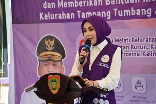Ketua TP PKK Provinsi Kalteng Aisyah Thisia Agustiar Sabran, saat memimpin pembinaan implementasi Posyandu Enam Bidang SPM di Posyandu Melati, Kelurahan Tampang Tumbang Anjir, Kabupaten Gunung Mas, Senin (22/6/2026).