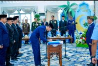 MENANDATANGANI : Kepala Biro Umum Sekretariat Daerah Provinsi Kalimantan Tengah Rangga Lesmana saat menandatangani surat keputusan usai dilantik di Istana Isen Mulang, Selasa (26/5/2026).
