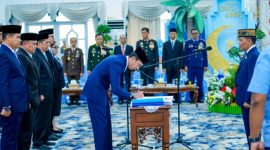 MENANDATANGANI : Kepala Biro Umum Sekretariat Daerah Provinsi Kalimantan Tengah Rangga Lesmana saat menandatangani surat keputusan usai dilantik di Istana Isen Mulang, Selasa (26/5/2026).