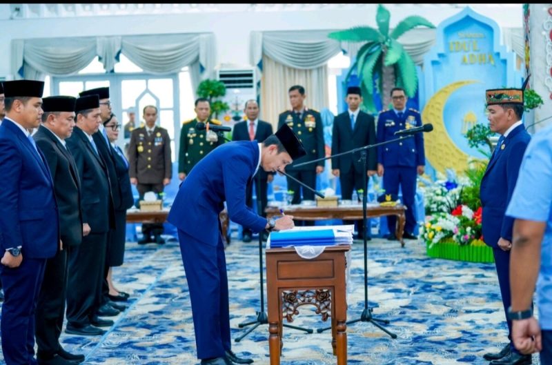 MENANDATANGANI : Kepala Biro Umum Sekretariat Daerah Provinsi Kalimantan Tengah Rangga Lesmana saat menandatangani surat keputusan usai dilantik di Istana Isen Mulang, Selasa (26/5/2026).