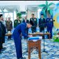 MENANDATANGANI : Kepala Biro Umum Sekretariat Daerah Provinsi Kalimantan Tengah Rangga Lesmana saat menandatangani surat keputusan usai dilantik di Istana Isen Mulang, Selasa (26/5/2026).