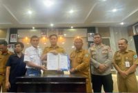 RAPAT : Bupati Lamandau Rizky Aditya Putra
usqi menggelar rapat Penyelesaian Plasma Batu Kotam Senin (15/6/2026) 