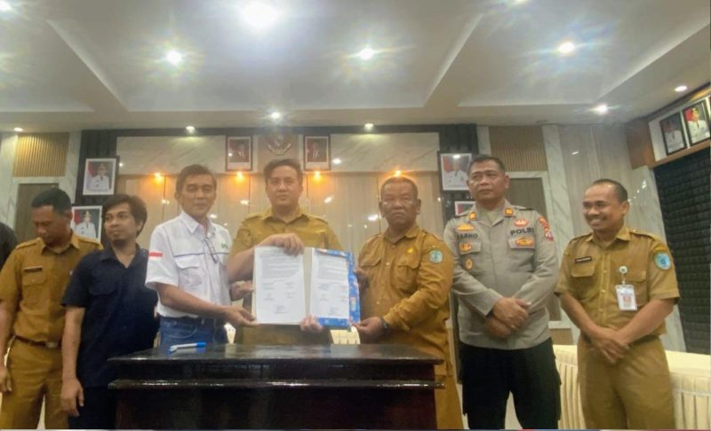 RAPAT : Bupati Lamandau Rizky Aditya Putra
usqi menggelar rapat Penyelesaian Plasma Batu Kotam Senin (15/6/2026) 