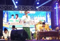 SAMBUTAN : Wakil Bupati Lamandau, Abdul Hamid, saat menyampaikan sambutan di pengajian Akbar di Lapangan Sasana Yudaa, Desa Sumber Mulya, Kabupaten Lamandau, pada Rabu malam (10/6/2026).