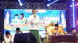 SAMBUTAN : Wakil Bupati Lamandau, Abdul Hamid, saat menyampaikan sambutan di pengajian Akbar di Lapangan Sasana Yudaa, Desa Sumber Mulya, Kabupaten Lamandau, pada Rabu malam (10/6/2026).