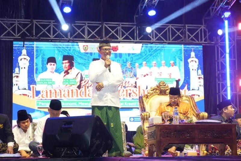 SAMBUTAN : Wakil Bupati Lamandau, Abdul Hamid, saat menyampaikan sambutan di pengajian Akbar di Lapangan Sasana Yudaa, Desa Sumber Mulya, Kabupaten Lamandau, pada Rabu malam (10/6/2026).