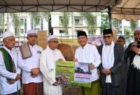 SERAHKAN : Gubernur Kalteng Agustiar Sabran, saat menyerahkan sapi kurban kepada pihak penitia Masjid Nurul Islam Palangka Raya, Rabu (27/5/2026).