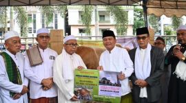 SERAHKAN : Gubernur Kalteng Agustiar Sabran, saat menyerahkan sapi kurban kepada pihak penitia Masjid Nurul Islam Palangka Raya, Rabu (27/5/2026).