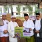 SERAHKAN : Gubernur Kalteng Agustiar Sabran, saat menyerahkan sapi kurban kepada pihak penitia Masjid Nurul Islam Palangka Raya, Rabu (27/5/2026).