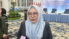 DIWAWANCARAI  : Kepala Diskominfosantik Kalteng yang baru dilantik, Adiah Chandra Sari, saat diwawancarai awak media, Kamis (25/6/2026) malam.
