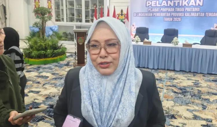 DIWAWANCARAI  : Kepala Diskominfosantik Kalteng yang baru dilantik, Adiah Chandra Sari, saat diwawancarai awak media, Kamis (25/6/2026) malam.
