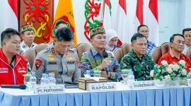 BERDIALOG: Gubernur Agustiar Sabran saat menjawab pertanyaan dari para awak media saat pertemuan berlangsung di Istana Isen Mulang atau Rumah Jabatan Gubernur Kalteng, Kamis (8/5/2026).