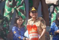 SEMBAKO MURAH : Gubernur Kalimantan Tengah, Agustiar Sabran, saat menyerahkan paket sembako murah secara simbolis, Senin (18/5/2026).