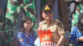 SEMBAKO MURAH : Gubernur Kalimantan Tengah, Agustiar Sabran, saat menyerahkan paket sembako murah secara simbolis, Senin (18/5/2026).