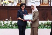 SERAHKAN : Pj Sekretaris Daerah Provinsi Kalteng, Linae Victoria Aden, saat menyerahkan Raperda tentang Pertanggungjawaban Pelaksanaan APBD Tahun Anggaran 2025 kepada kepada Wakil Ketua I DPRD Kalteng, Riska Agustin dalam Rapat Paripurna yang digelar, Kamis (25/6/2026).