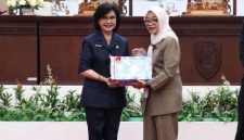 SERAHKAN : Pj Sekretaris Daerah Provinsi Kalteng, Linae Victoria Aden, saat menyerahkan Raperda tentang Pertanggungjawaban Pelaksanaan APBD Tahun Anggaran 2025 kepada kepada Wakil Ketua I DPRD Kalteng, Riska Agustin dalam Rapat Paripurna yang digelar, Kamis (25/6/2026).