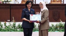 SERAHKAN : Pj Sekretaris Daerah Provinsi Kalteng, Linae Victoria Aden, saat menyerahkan Raperda tentang Pertanggungjawaban Pelaksanaan APBD Tahun Anggaran 2025 kepada kepada Wakil Ketua I DPRD Kalteng, Riska Agustin dalam Rapat Paripurna yang digelar, Kamis (25/6/2026).