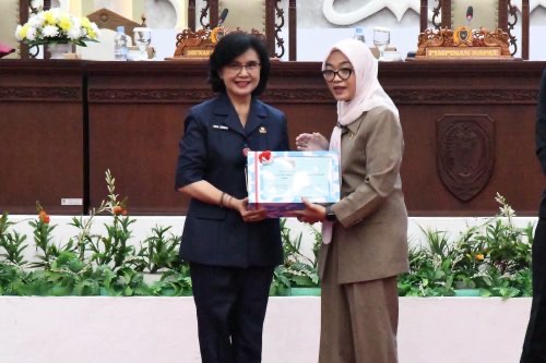 SERAHKAN : Pj Sekretaris Daerah Provinsi Kalteng, Linae Victoria Aden, saat menyerahkan Raperda tentang Pertanggungjawaban Pelaksanaan APBD Tahun Anggaran 2025 kepada kepada Wakil Ketua I DPRD Kalteng, Riska Agustin dalam Rapat Paripurna yang digelar, Kamis (25/6/2026).