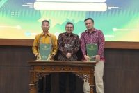 TERIMA : Bupati Lamandau, Rizky Aditya Putra, saat menerima LHP atas Laporan Keuangan Pemerintah Daerah Kabupaten Lamandau Tahun Anggaran 2025 di Aula BPK RI Perwakilan Kalimantan Tengah, Palangka Raya, Kamis (4/6).