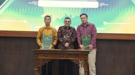 TERIMA : Bupati Lamandau, Rizky Aditya Putra, saat menerima LHP atas Laporan Keuangan Pemerintah Daerah Kabupaten Lamandau Tahun Anggaran 2025 di Aula BPK RI Perwakilan Kalimantan Tengah, Palangka Raya, Kamis (4/6).