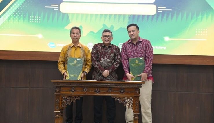 TERIMA : Bupati Lamandau, Rizky Aditya Putra, saat menerima LHP atas Laporan Keuangan Pemerintah Daerah Kabupaten Lamandau Tahun Anggaran 2025 di Aula BPK RI Perwakilan Kalimantan Tengah, Palangka Raya, Kamis (4/6).