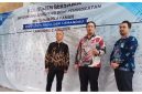 KOMITMEN BERSAMA : Bupati Lamandau, Rizky Adirya Putra dan Direktur RSUD Gusti Abdul Gani, dr Mardoni dan Sekda Lamandau, Irwansyah, usai menandatangani komitmen bersama akreditasi, Kamis (18/06/2026). 