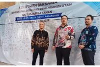 KOMITMEN BERSAMA : Bupati Lamandau, Rizky Adirya Putra dan Direktur RSUD Gusti Abdul Gani, dr Mardoni dan Sekda Lamandau, Irwansyah, usai menandatangani komitmen bersama akreditasi, Kamis (18/06/2026). 