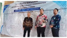 KOMITMEN BERSAMA : Bupati Lamandau, Rizky Adirya Putra dan Direktur RSUD Gusti Abdul Gani, dr Mardoni dan Sekda Lamandau, Irwansyah, usai menandatangani komitmen bersama akreditasi, Kamis (18/06/2026). 