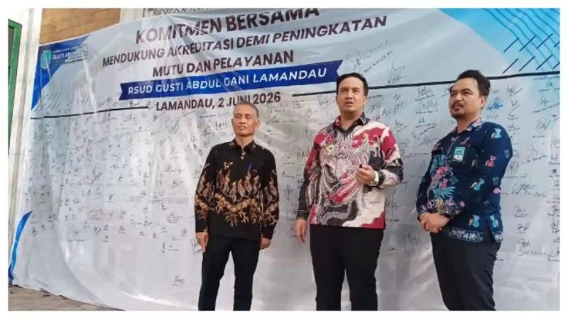 KOMITMEN BERSAMA : Bupati Lamandau, Rizky Adirya Putra dan Direktur RSUD Gusti Abdul Gani, dr Mardoni dan Sekda Lamandau, Irwansyah, usai menandatangani komitmen bersama akreditasi, Kamis (18/06/2026). 
