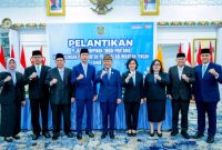 FOTO BERSAMA: Gubernur Kalimantan Tengah, H. Agustiar Sabran, saat foto bersama usai melantik dan mengambil sumpah jabatan enam Pejabat Pimpinan Tinggi Pratama di lingkungan Pemerintah Provinsi Kalteng, Selasa, (26/5/2026).