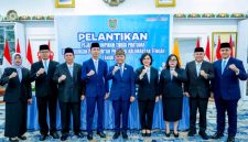 FOTO BERSAMA: Gubernur Kalimantan Tengah, H. Agustiar Sabran, saat foto bersama usai melantik dan mengambil sumpah jabatan enam Pejabat Pimpinan Tinggi Pratama di lingkungan Pemerintah Provinsi Kalteng, Selasa, (26/5/2026).