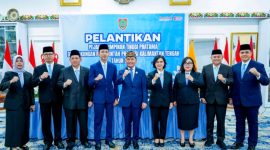 FOTO BERSAMA: Gubernur Kalimantan Tengah, H. Agustiar Sabran, saat foto bersama usai melantik dan mengambil sumpah jabatan enam Pejabat Pimpinan Tinggi Pratama di lingkungan Pemerintah Provinsi Kalteng, Selasa, (26/5/2026).