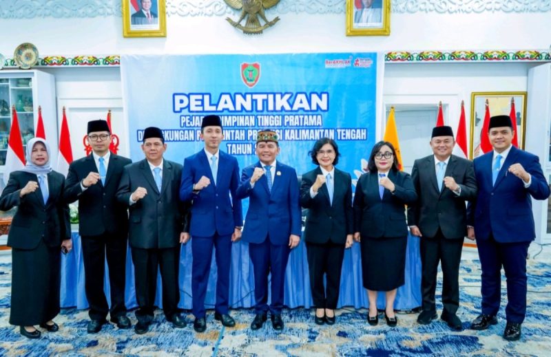 FOTO BERSAMA: Gubernur Kalimantan Tengah, H. Agustiar Sabran, saat foto bersama usai melantik dan mengambil sumpah jabatan enam Pejabat Pimpinan Tinggi Pratama di lingkungan Pemerintah Provinsi Kalteng, Selasa, (26/5/2026).