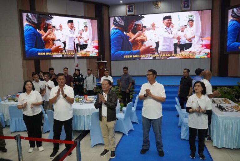 MEMBUKA : Gubernur Kalteng Agustiar Sabran dan Kapolda Kalteng Iwan Kurniawan saat pembukaan kejuaraan Catur di Aula Graha Bhayangkara Polda Kalimantan Tengah, Jumat (19/6/2026).