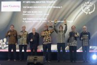 MENERIMA : Direktur Utama Bank Kalteng, Maslipansyah (3 dari kanan) dan Komisaris Utama Bank Kalteng, Rahmat Nasution Hamka (tengah) menerima piala TOP BUMD Award 2026, Senin malam (13/4/2026).