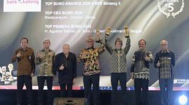 MENERIMA : Direktur Utama Bank Kalteng, Maslipansyah (3 dari kanan) dan Komisaris Utama Bank Kalteng, Rahmat Nasution Hamka (tengah) menerima piala TOP BUMD Award 2026, Senin malam (13/4/2026).