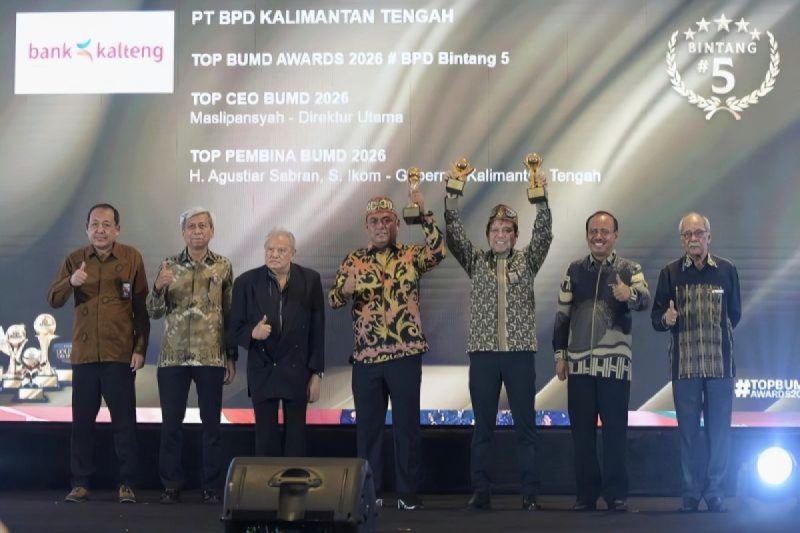 MENERIMA : Direktur Utama Bank Kalteng, Maslipansyah (3 dari kanan) dan Komisaris Utama Bank Kalteng, Rahmat Nasution Hamka (tengah) menerima piala TOP BUMD Award 2026, Senin malam (13/4/2026).