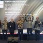 MENERIMA : Direktur Utama Bank Kalteng, Maslipansyah (3 dari kanan) dan Komisaris Utama Bank Kalteng, Rahmat Nasution Hamka (tengah) menerima piala TOP BUMD Award 2026, Senin malam (13/4/2026).